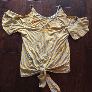 Boutique medium gray/yellow cold shoulder top